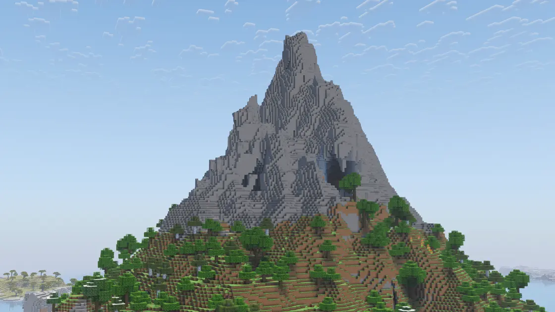 Insel aus einem Berg, umgeben von dichten Wäldern
